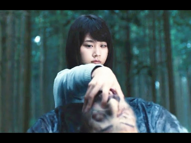 女孩变异成“半人半尸”,力大无穷,一只手能捏爆丧尸